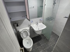 Fully renovated duplex unit, 2 minutes from Y 4th image