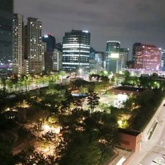 야경과 공원이 보이는방 방 이미지