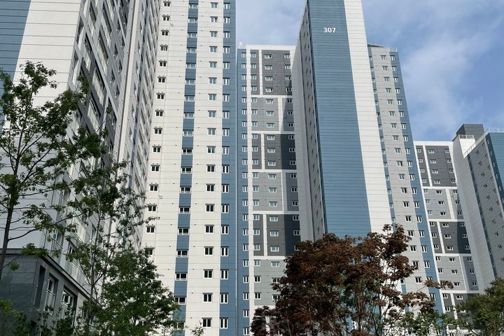 Gyeyang New Three-Room Apartment with Full Op 19th image