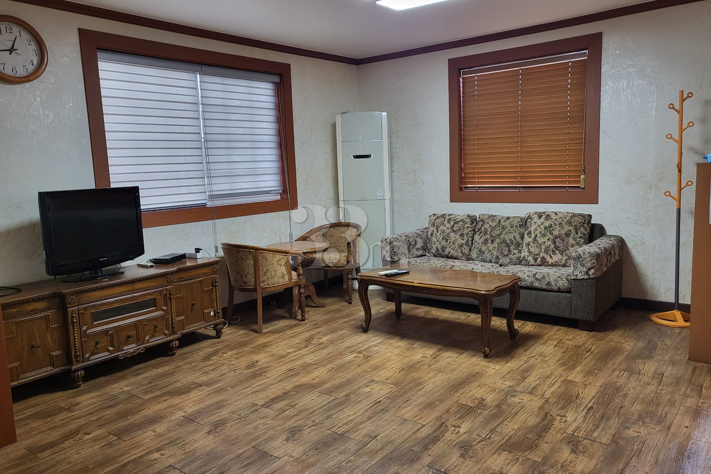 Entire 2nd floor of Red House 2th image