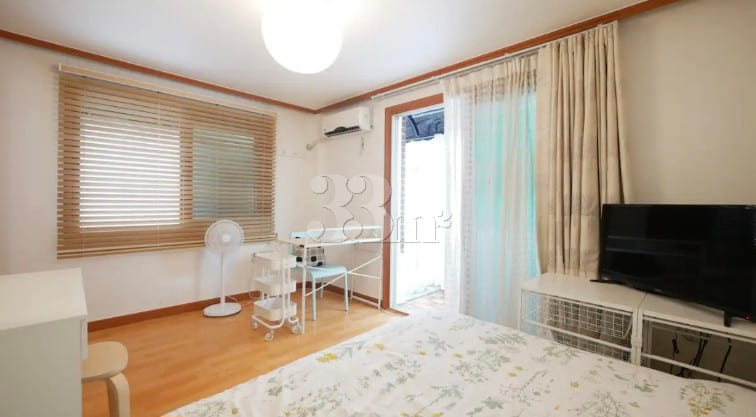 Studio with separate kitchen, 1 minute from S 10th image