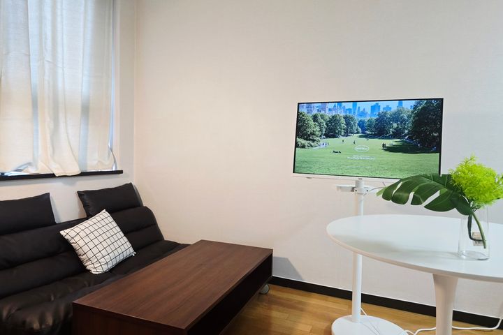 Spacious Room (Sleeps 3) > 1 Minute from Term 5th image