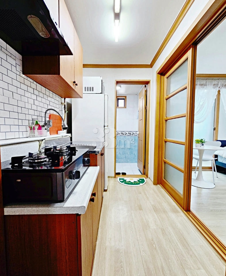 Fully furnished studio apartment near the cou 6th image