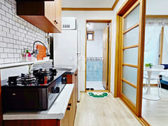 Fully furnished studio apartment near the cou 6th image