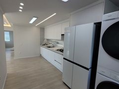 Hotel-style residence 6th image