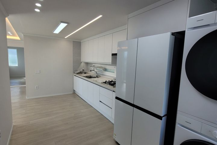 Hotel-style residence 6th image