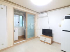 Clean studio apartment 301 1th image