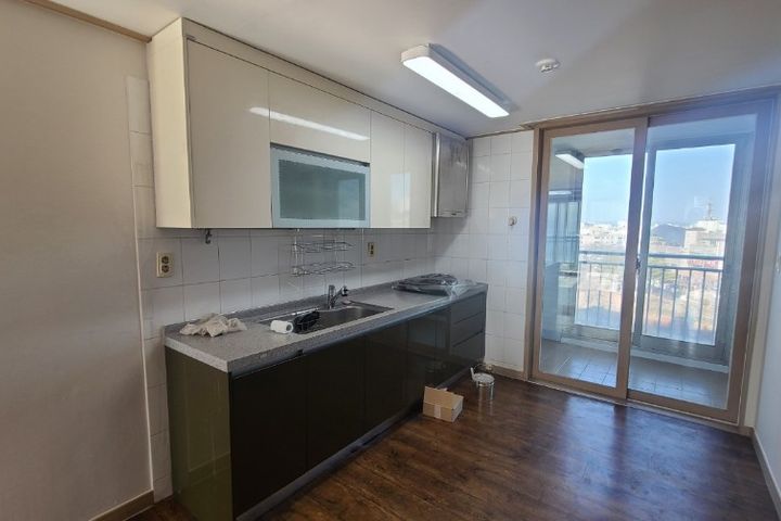An apartment with incredible airflow 11th image