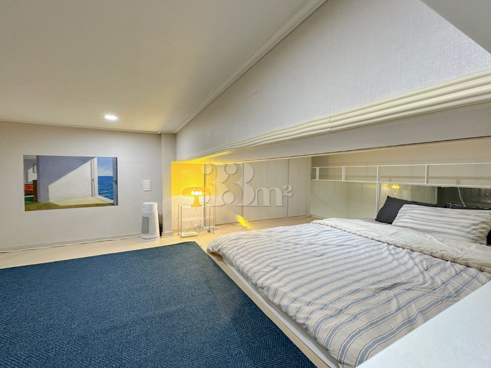 Spacious two-story apartment, 1 minute from B 13th image