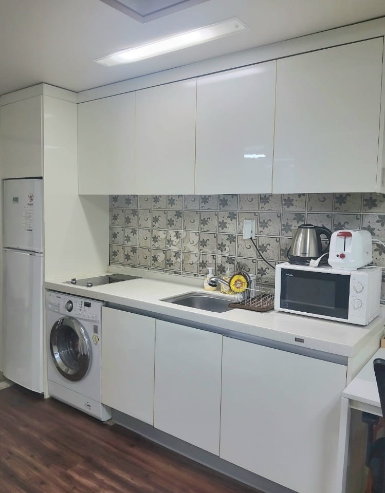 Cozy room near Sinsa Station 6th image