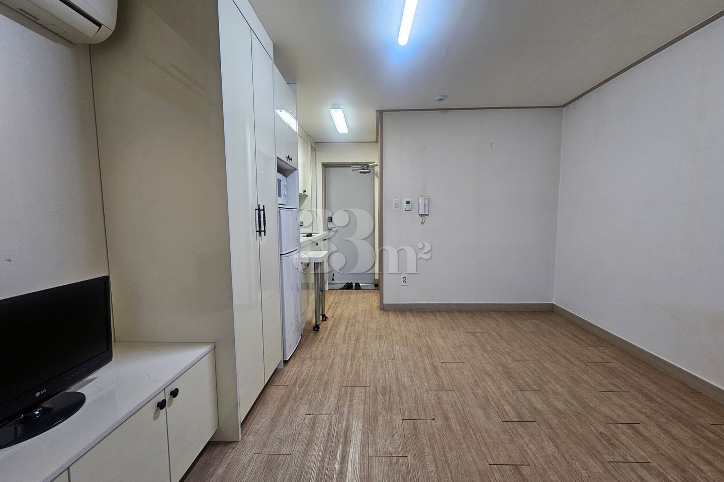 Studio Apartment 403 5th image