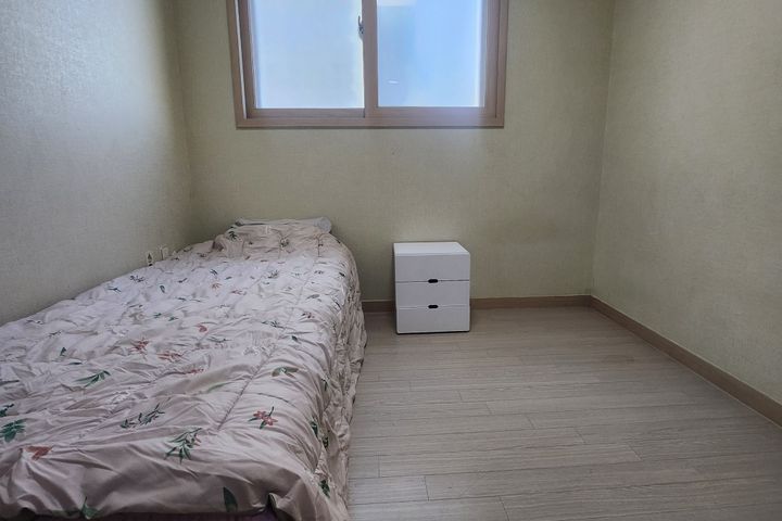 3-bedroom, 2-bathroom apartment near the subw 4th image