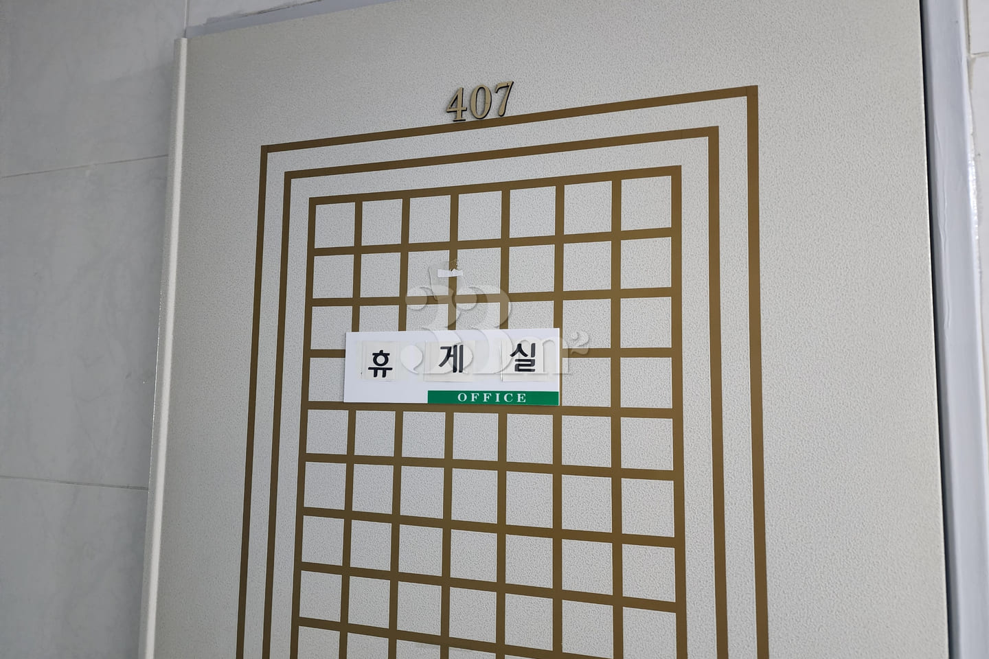 Room 503 9th image