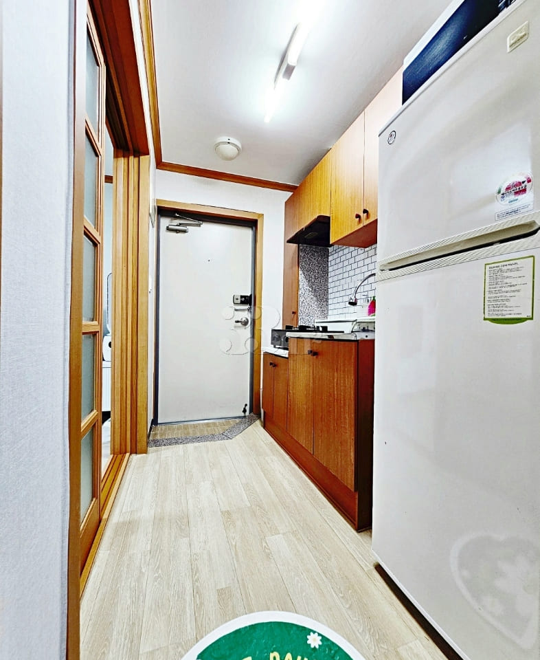 Fully furnished studio apartment near the cou 12th image