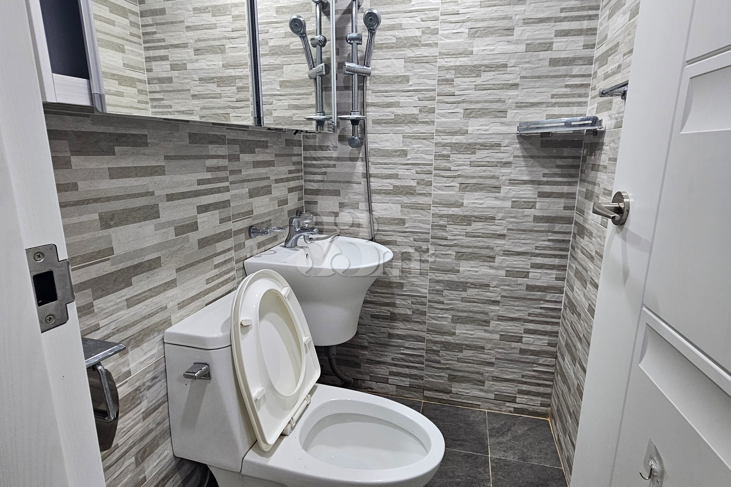 Clean studio apartment in Hwagok-dong 3th image