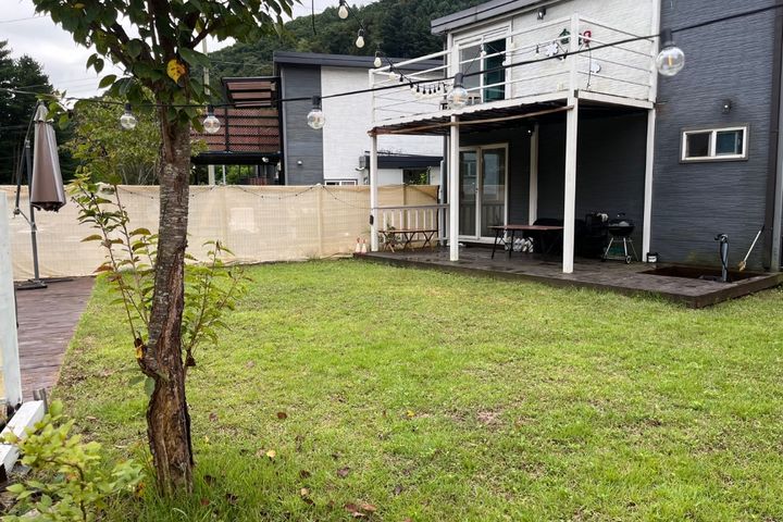 A stylish detached house in front of a valley 4th image