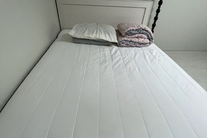 Large room with parking for pets 2th image