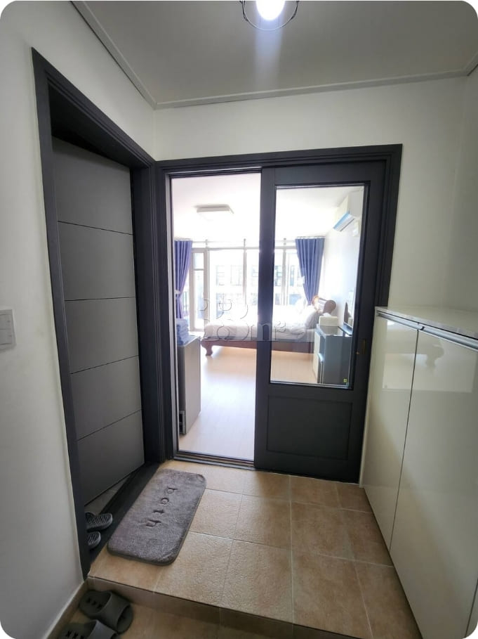 A room with a beautiful view and floor-to-cei 13th image