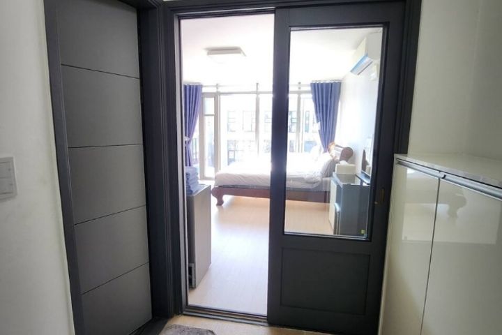 A room with a beautiful view and floor-to-cei 13th image