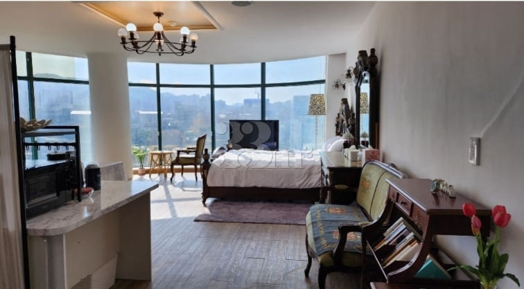 Luxury Room with Park View and Floor-to-Ceili 1th image