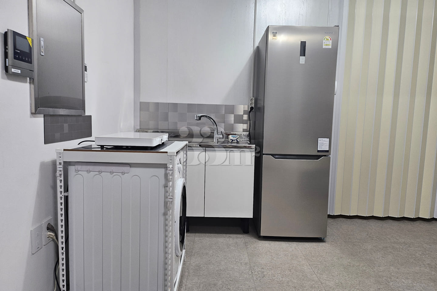Clean, white-toned space 3 3th image