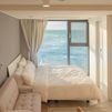 제주 침대 위 오션뷰 방 이미지