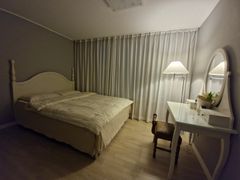 Fully furnished, stylish space just 5 minutes 1th image