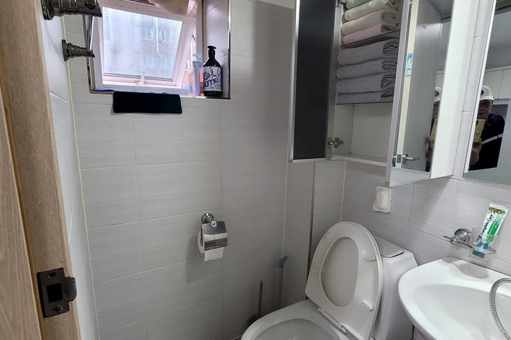 New studio apartment within walking distance 4th image