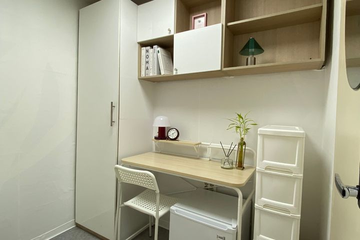 Mini-room with an internal window 1th image