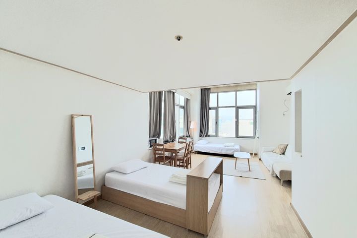 W House 10th image