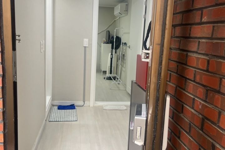 Large room with parking for pets 8th image