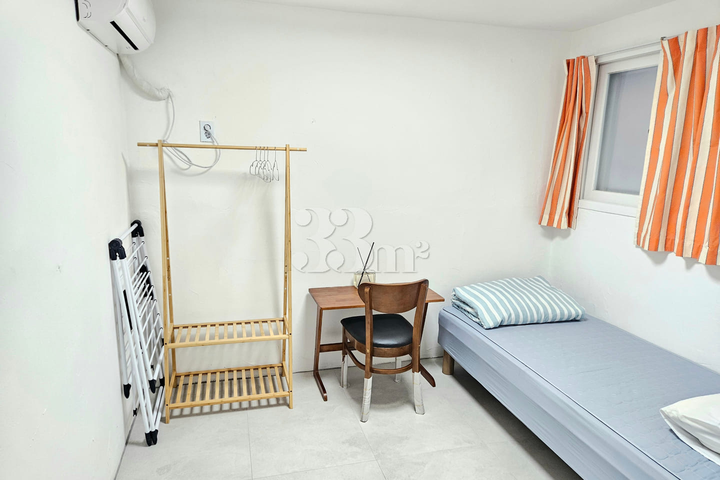 Clean studio apartment in a triple station ar 5th image