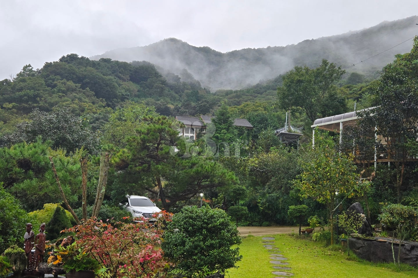 A detached house with a beautiful garden 14th image