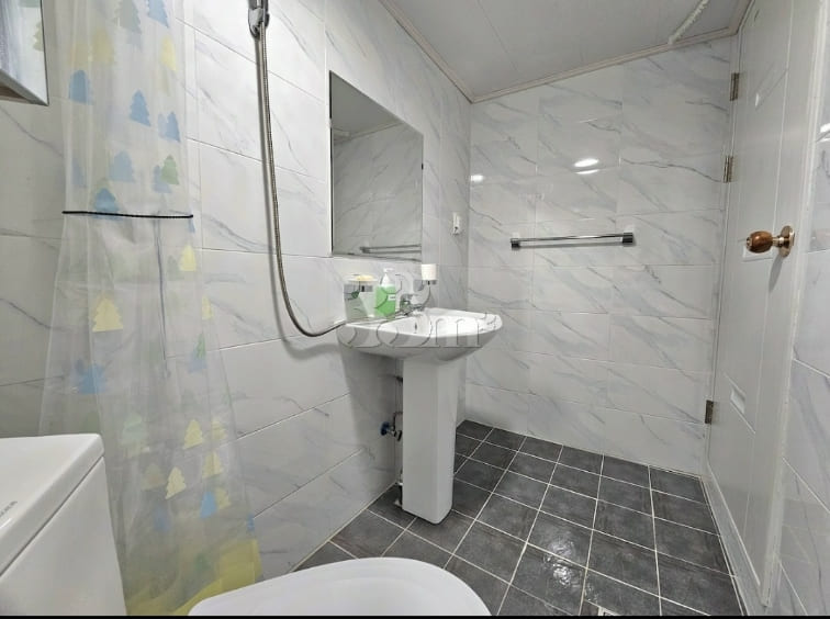 Clean studio apartment (private parking) 16th image