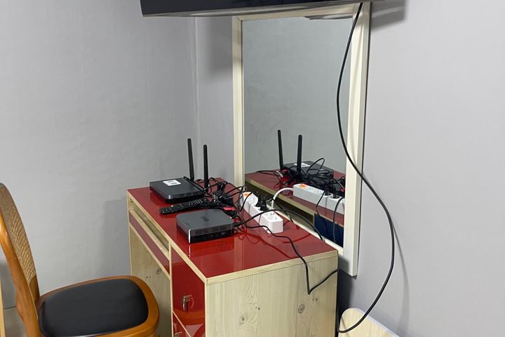 Studio-style 6th image