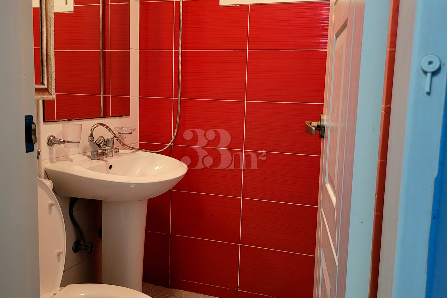 Clean accommodation with convenient transport 8th image