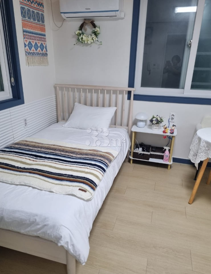 Room 203 8th image