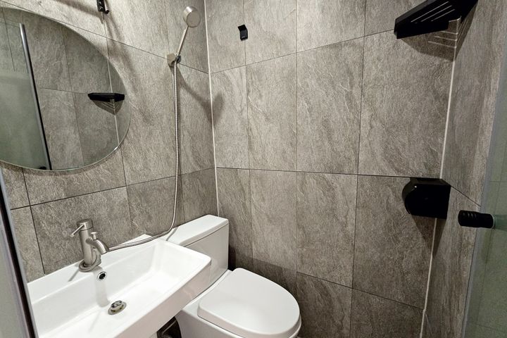 New Luxury Fully Furnished Unit 408 6th image