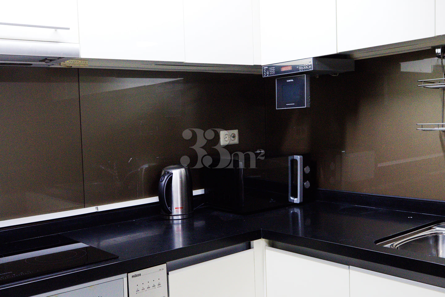 Luxurious three-bedroom, fully furnished 19th image