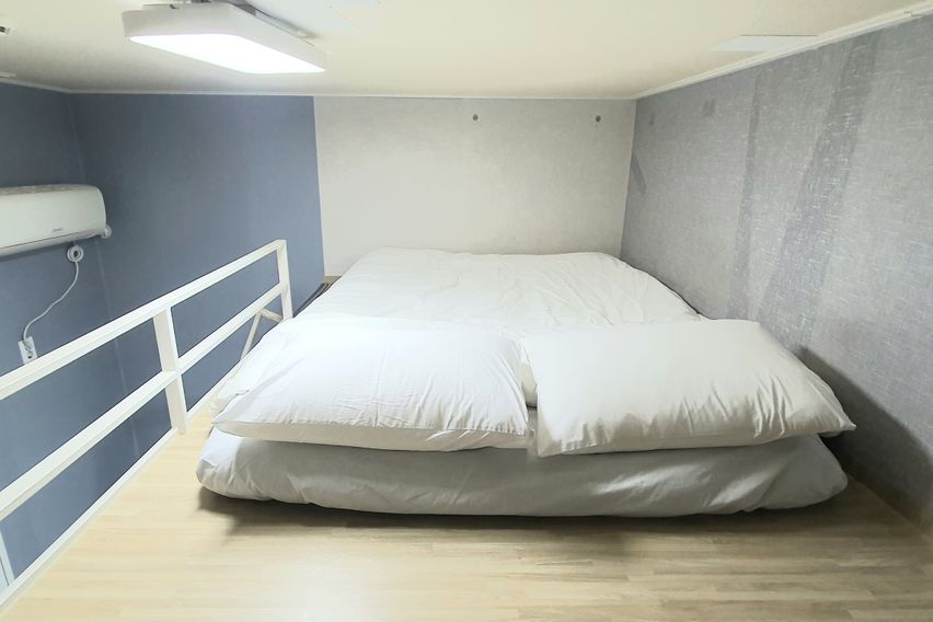 C House in front of Myongji University 1th image