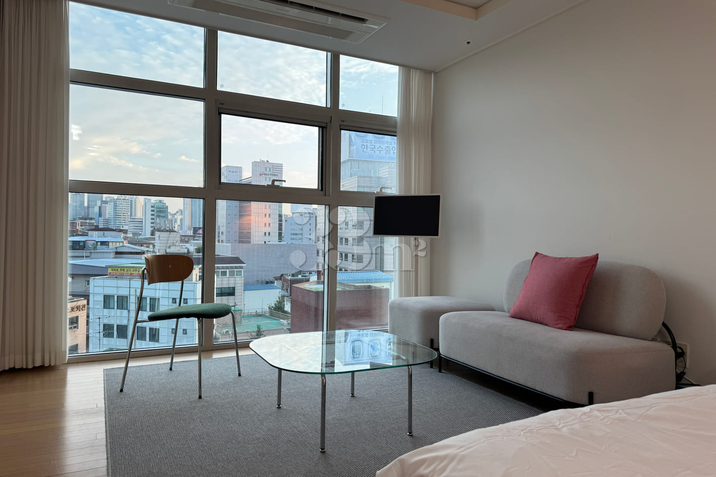 9-pyeong unit with floor-to-ceiling windows, 1th image