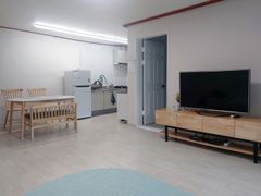 Spacious, Great-Value 2-Room Unit (Sleeps 3) 9th image