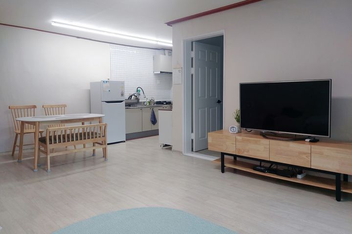 Spacious, Great-Value 2-Room Unit (Sleeps 3) 9th image