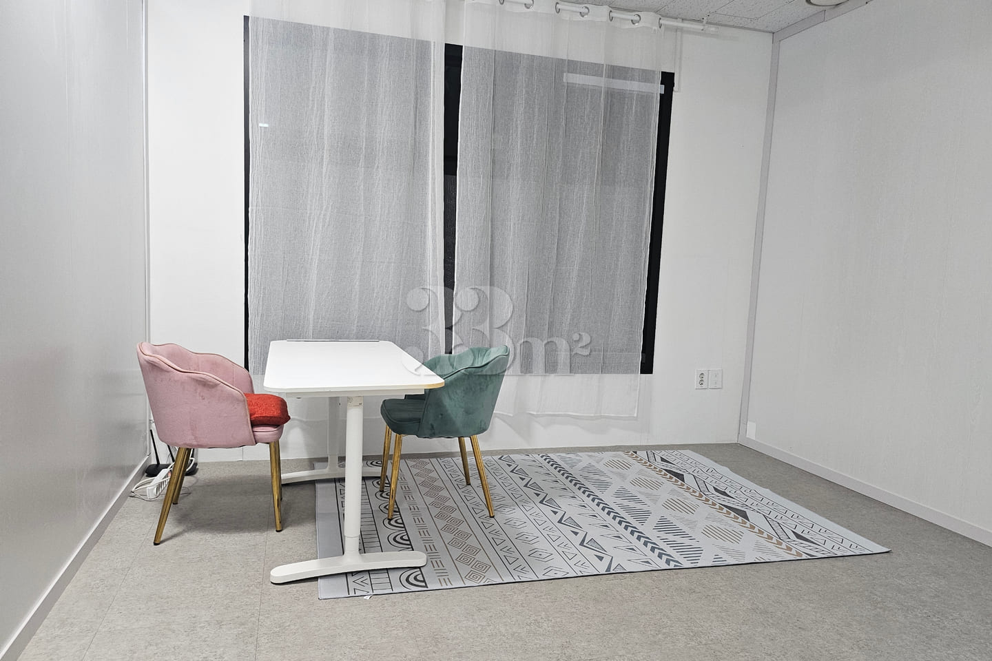 Clean, white-toned space 3 0th image