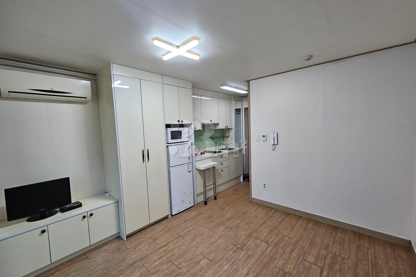 Studio Apartment 201 0th image