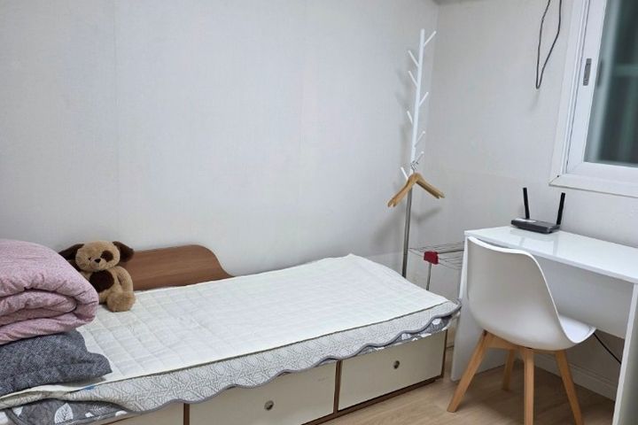 Remodeled studio apartment, 7 minutes from th 2th image