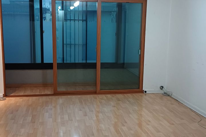넓은 거실 쓰리룸신축급 0번째 이미지
