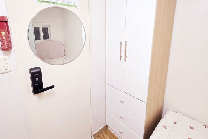 Studio apartment with an exterior window for  2th image