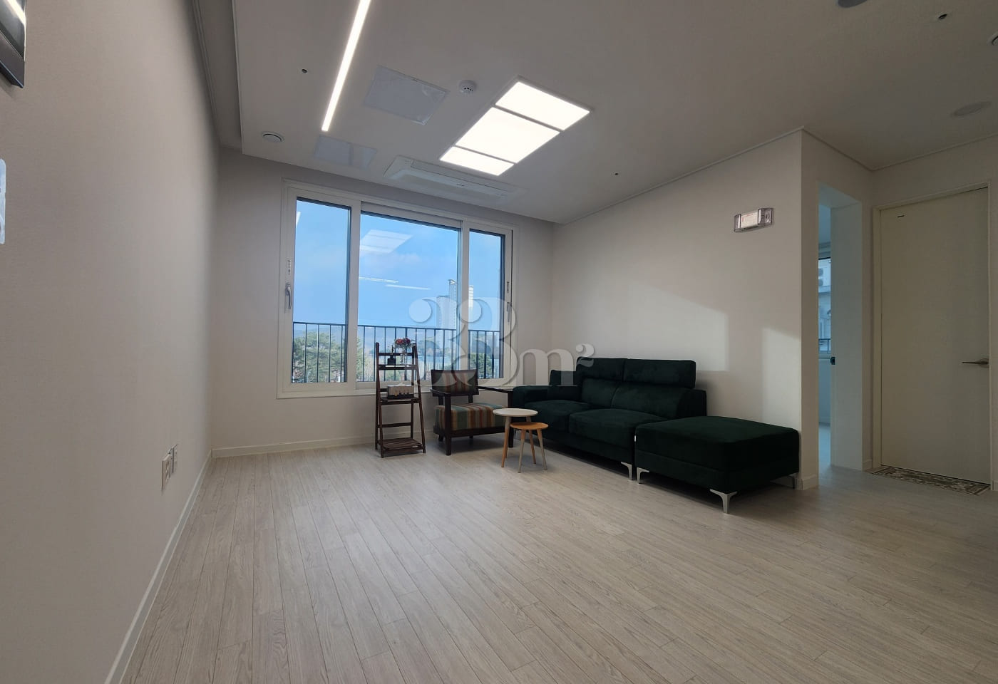 Apartment-style layout: 2 bathrooms 2th image