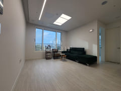 Apartment-style layout: 2 bathrooms 2th image